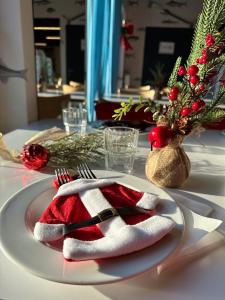 eine rote und weiße Serviette auf einer Platte auf einem Tisch in der Unterkunft Holiday Park & Resort Pobierowo in Pobierowo