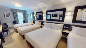 Cama ou camas em um quarto em Ashling Hotel Dublin