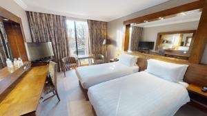 Uma TV ou centro de entretenimento em Ashling Hotel Dublin