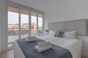 1 dormitorio con 1 cama blanca grande con 2 sillas en Bright with terrace- 2Bd 2Bth- Salamanca en Madrid