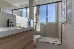 een badkamer met een douche, een toilet en een wastafel bij Bright with views -2Bd 1Bth- Bernabeu in Madrid