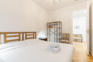 1 dormitorio con 1 cama blanca grande y 1 silla en Spacious Central-3Bedrooms 3Bathrooms-Sol, en Madrid