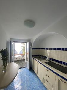 卡普里的住宿－Monacone vista mare，一个带水槽和桌子的厨房以及一个庭院