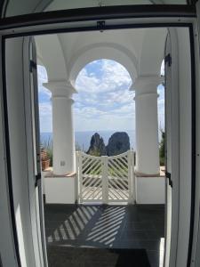 an open door with a view of the ocean at Monacone vista mare in Capri