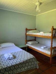 a room with two bunk beds and a ceiling at Pousada do colono in Morretes