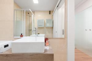 uma casa de banho branca com um lavatório e um chuveiro em Centric and bright- 1Bd 1Bth- San Bernardo em Madri
