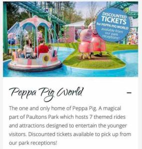 Un volante para un parque de atracciones mundial de pepperoni. en Pinto Holiday Home Oakdene Forest Park Passes Inc!, en Ringwood