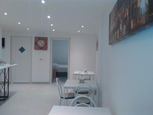 a kitchen and dining room with a table and chairs at Le Tre Rose Bed & Breakfast in Casamassima