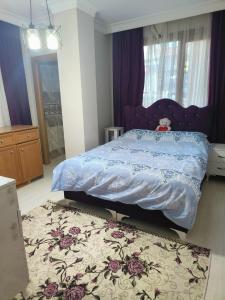 a bedroom with a purple bed and a rug at 歆驿时光 in Esenyurt