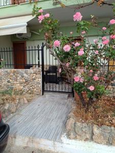 ein schwarzes Tor mit rosa Blumen auf der Veranda in der Unterkunft Angel Room 1 in Nea Plagia