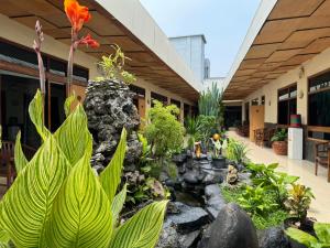 a garden in the middle of a building at Hotel Priangan in Cirebon