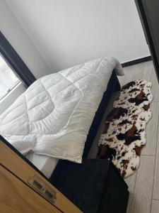 - un lit blanc installé au sol dans une chambre dans l'établissement Starroot Residences, à Nairobi