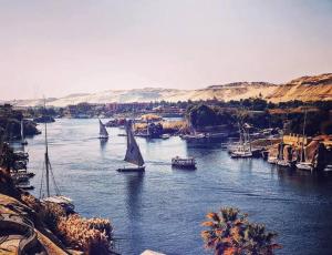 Blick auf einen Fluss mit Booten in der Unterkunft The white house in Assuan