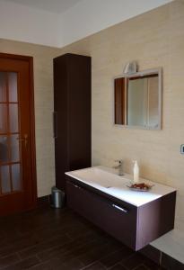 bagno con lavandino e specchio di la Dolce Vita - Appartamento con parcheggio privato vicino al centro e all'ospedale ad Asti