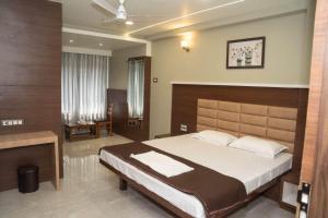 Un pat sau paturi într-o cameră la Hotel Krushna Inn