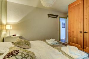 a bedroom with a bed with towels on it at Appartement Nevada 104 Spa in La Tzoumaz