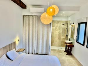 a bedroom with a white bed and a shower at Grange 8 personnes in Billère