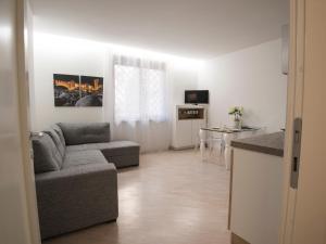 Ruang duduk di Italianflat - Roman Theater Flat, FREE PARKING