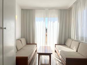 Ein Sitzbereich in der Unterkunft Aparthotel Ciudad Laurel