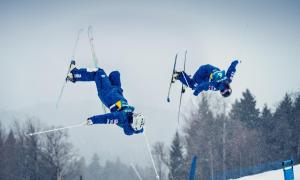 巴庫里阿尼的住宿－SNOW HOUSE BAKURIANI!，滑雪者在空中玩弄花招