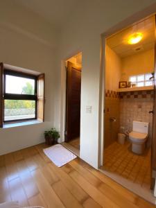 冬山鄉的住宿－歐拉Orla，一间带卫生间和窗户的浴室