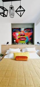 sypialnia z łóżkiem i obrazem na ścianie w obiekcie Apartamento “La Guapa” Benidorm! w mieście Benidorm +22 zdjęcia