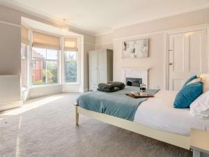 una camera con un grande letto e un camino di 4 Bed in Hornsea 89887 a Hornsea