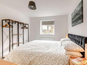 Habitación blanca con cama y ventana en 2 Bed in Barnstaple 89950, en High Bickington