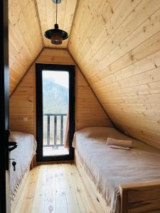 2 Betten in einem Zimmer mit Fenster in der Unterkunft Hilltop Glola in Glola