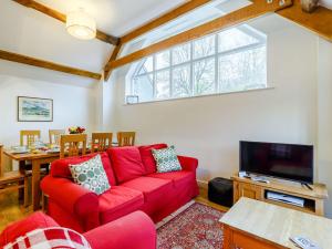 sala de estar con sofá rojo y TV en 4 Bed in Abergavenny 90003 en Gilwern