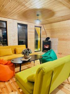 ein Wohnzimmer mit einem Sofa, einem Tisch und einem Kamin in der Unterkunft Hilltop Glola in Glola