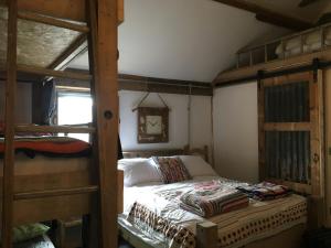 - une chambre avec 2 lits superposés dans l'établissement Matlock Glamping Rooms, à Matlock