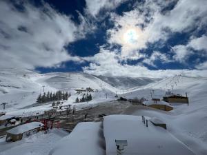 d'une montagne enneigée avec une station de ski. dans l'établissement L'escale Du Mzaar, à Fārayyā