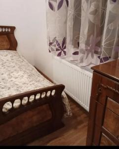 Giường trong phòng chung tại Tatev
