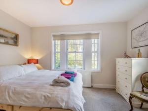 ein Schlafzimmer mit einem weißen Bett und einem Fenster in der Unterkunft 2 Bed in Ayr 90039 in Ayr