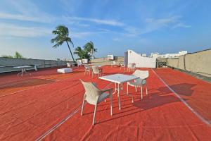 uma mesa e cadeiras no topo de um telhado em Le Colonial Suites em Pondicherry