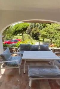 una mesa blanca, una silla y una sombrilla en Casa Reserva Los Monteros, en Marbella