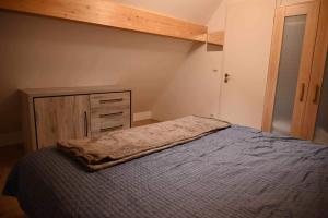 1 dormitorio con cama y tocador de madera en Kom tot rust midden de natuur! Top Locatie! Top Deal!! en Bovenwezet