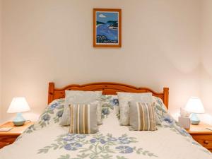 Llit o llits en una habitació de 4 Bed in Hope Cove 90027