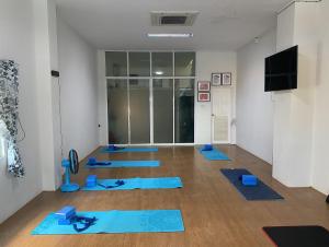 TV a/nebo společenská místnost v ubytování English owned Homestay and Yoga