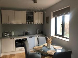 Kitchen o kitchenette sa Stunning guest house in Frenchay