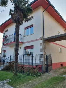 a building with a palm tree in front of it at Casa Ortensia in Grions