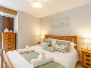 ein Schlafzimmer mit einem großen weißen Bett mit zwei Kissen in der Unterkunft 3 Bed in Newquay 89941 in Mawgan Porth