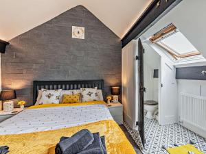 um quarto com uma cama e uma parede de tijolos em 3 Bed in Hamsterley 89896 em Witton le Wear