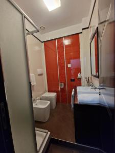 ein Badezimmer mit einer Badewanne, einem Waschbecken und einem WC in der Unterkunft Boteco B&B in Bacoli