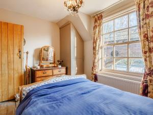 a bedroom with a bed and a mirror and a window at 2 Bed in Ironbridge 89961 in Coalbrookdale