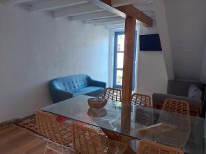 Un comedor con una mesa de cristal y sillas. en CASAS DA FORTALEZA Casa do Garda, en Outeiro de Rei 12 fotos más