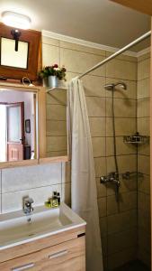 W łazience znajduje się prysznic i umywalka. w obiekcie Seva Monolithos house w mieście Monólithos