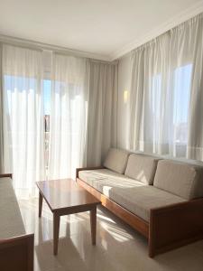 Ein Sitzbereich in der Unterkunft Aparthotel Ciudad Laurel