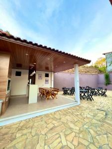 Casa con patio con mesa y sillas en Hostel Passa4 en Passa Quatro